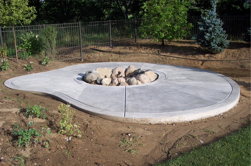 concret fire pitt and patio poured by concrete contractor Marc Todd Concrete