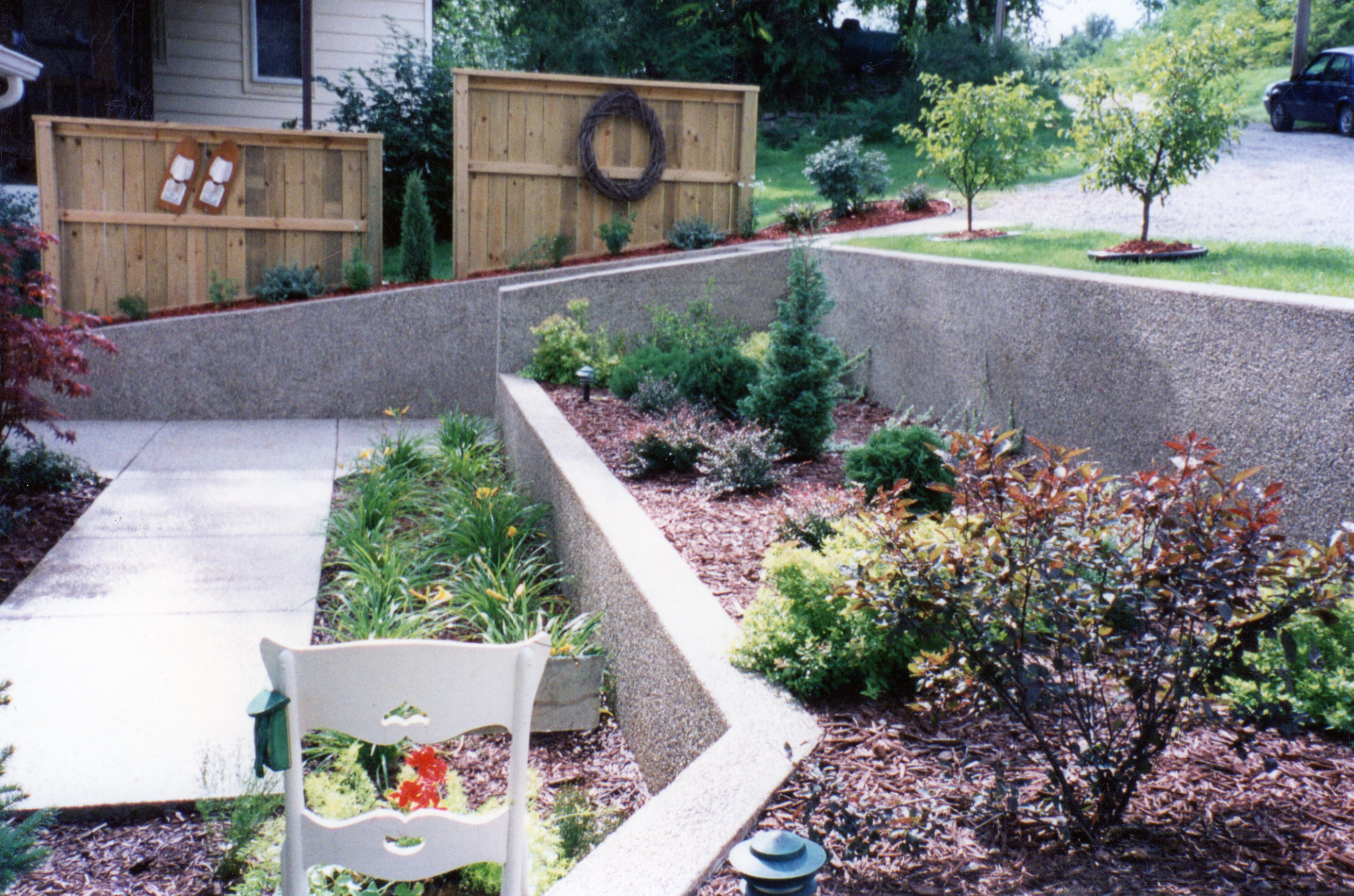 Double exposed aggregate concrete retaining wall for custom landscaping